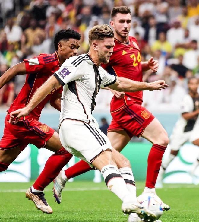 大范：湖人不是争冠队 比掘金／马刺／火箭弱一档 3个核心都不能防（大范直言：湖人难称争冠级，实力逊于掘金／马刺／火箭，三核防守成隐患）