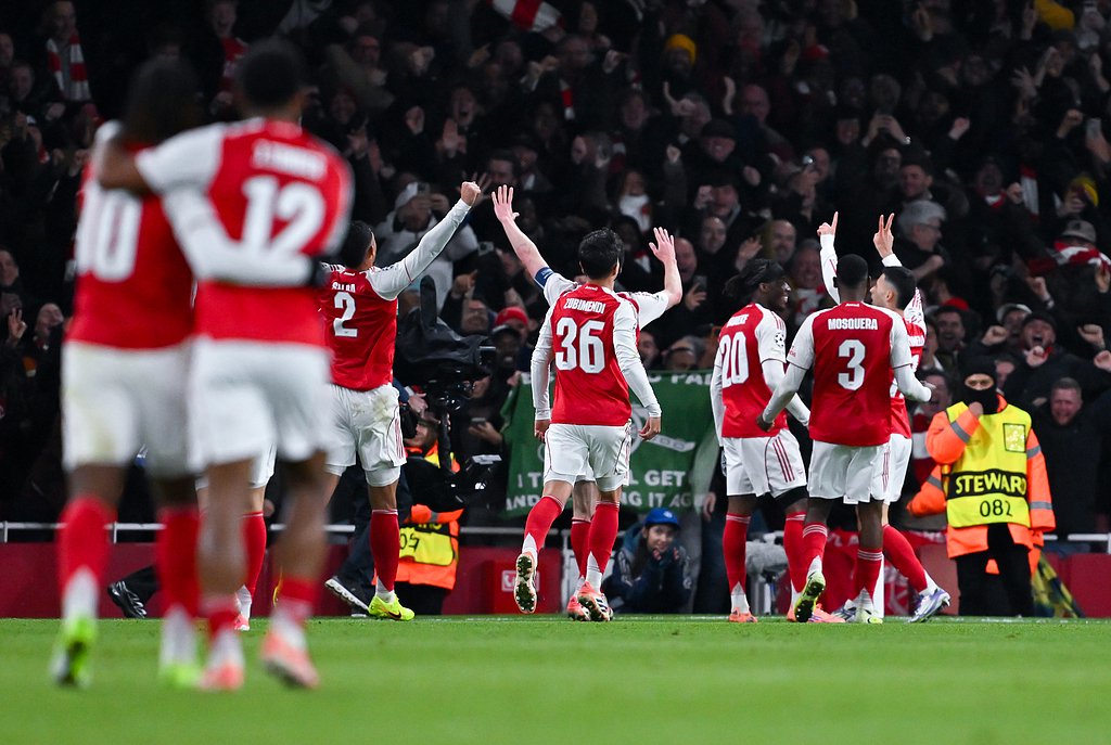 球迷为他唱满整场（全场球迷为他高歌不止）