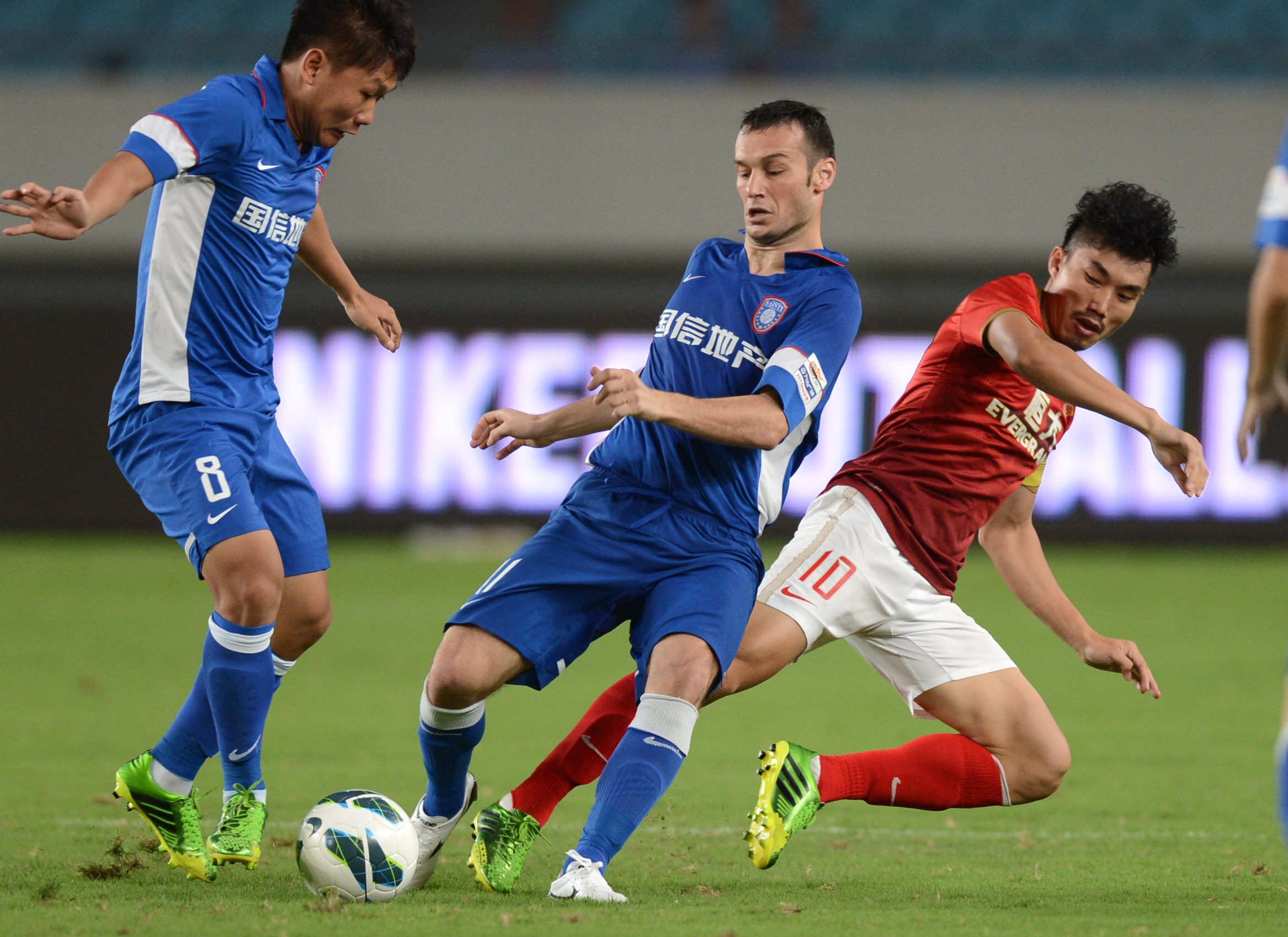 青木还是强啊！格林伍德上演梅开二度，本赛季各项赛事攻入13球（青木火力全开！格林伍德梅开二度，赛季进球已达13球）