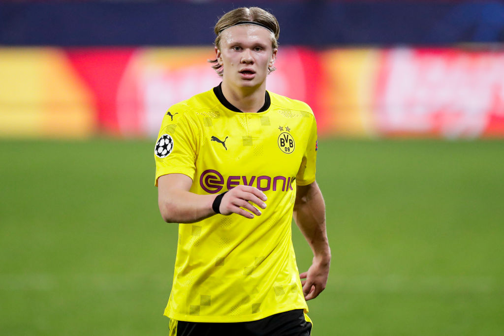 球星突破防线制造绝佳机会（球星强突撕裂防线造破门良机）