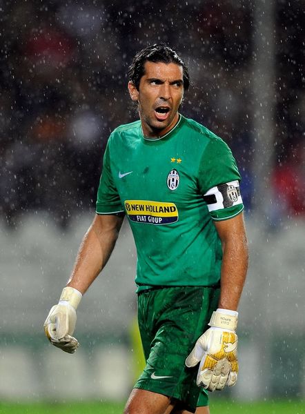 球星突破防线制造绝佳机会（球星强突撕裂防线创造黄金机会）